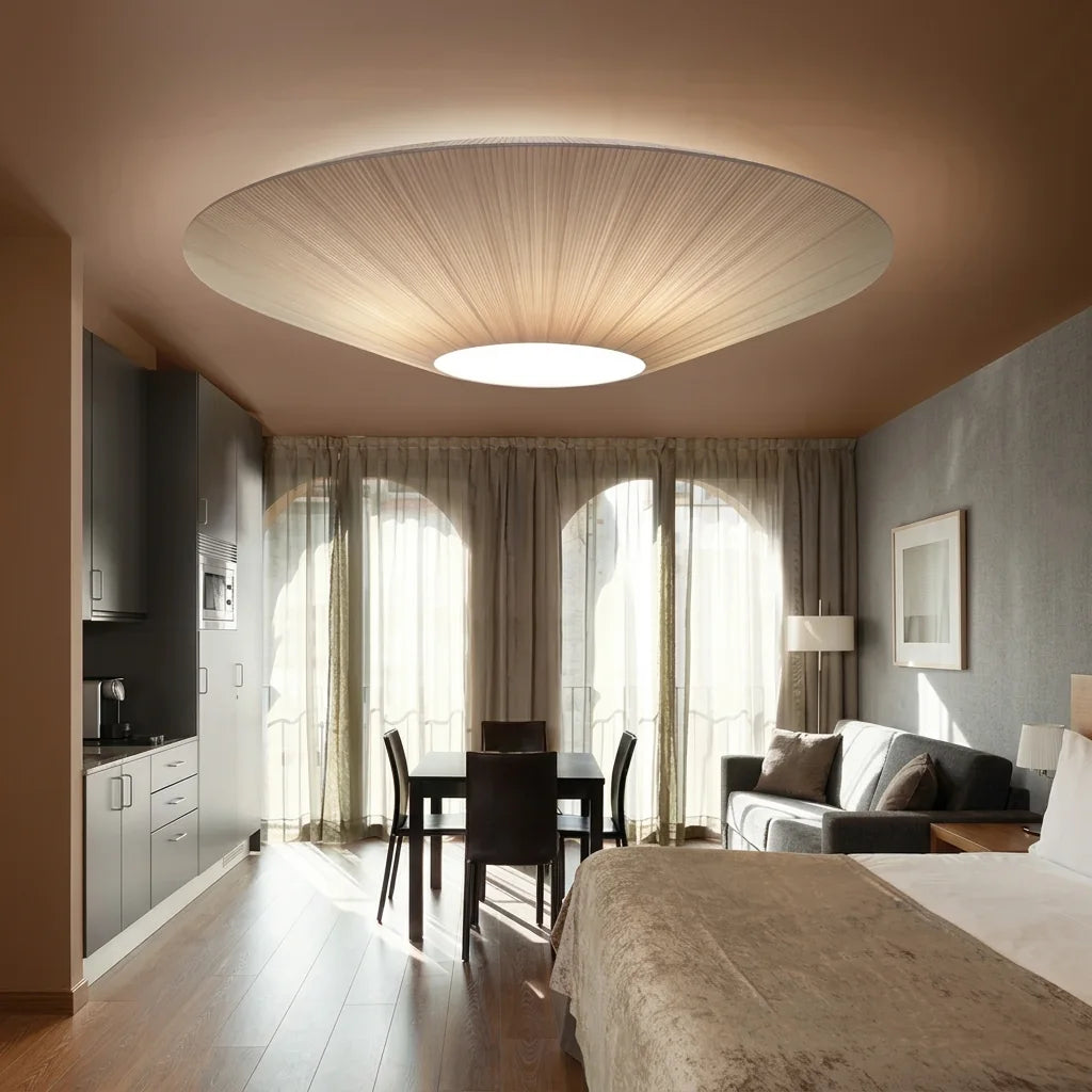 Grand plafonnier soucoupe dans un studio aux tons chauds