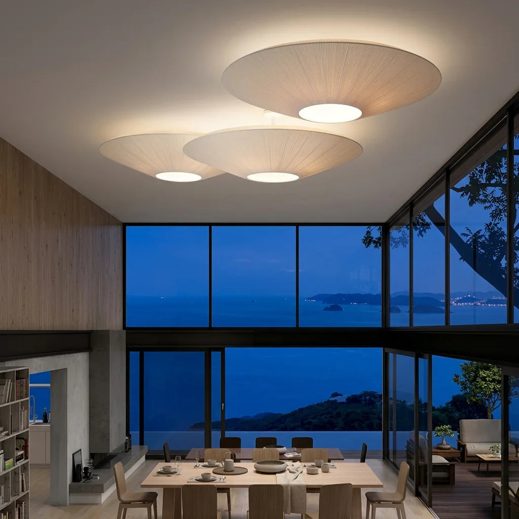 Plafonniers soucoupe dans une salle à manger avec vue sur la mer