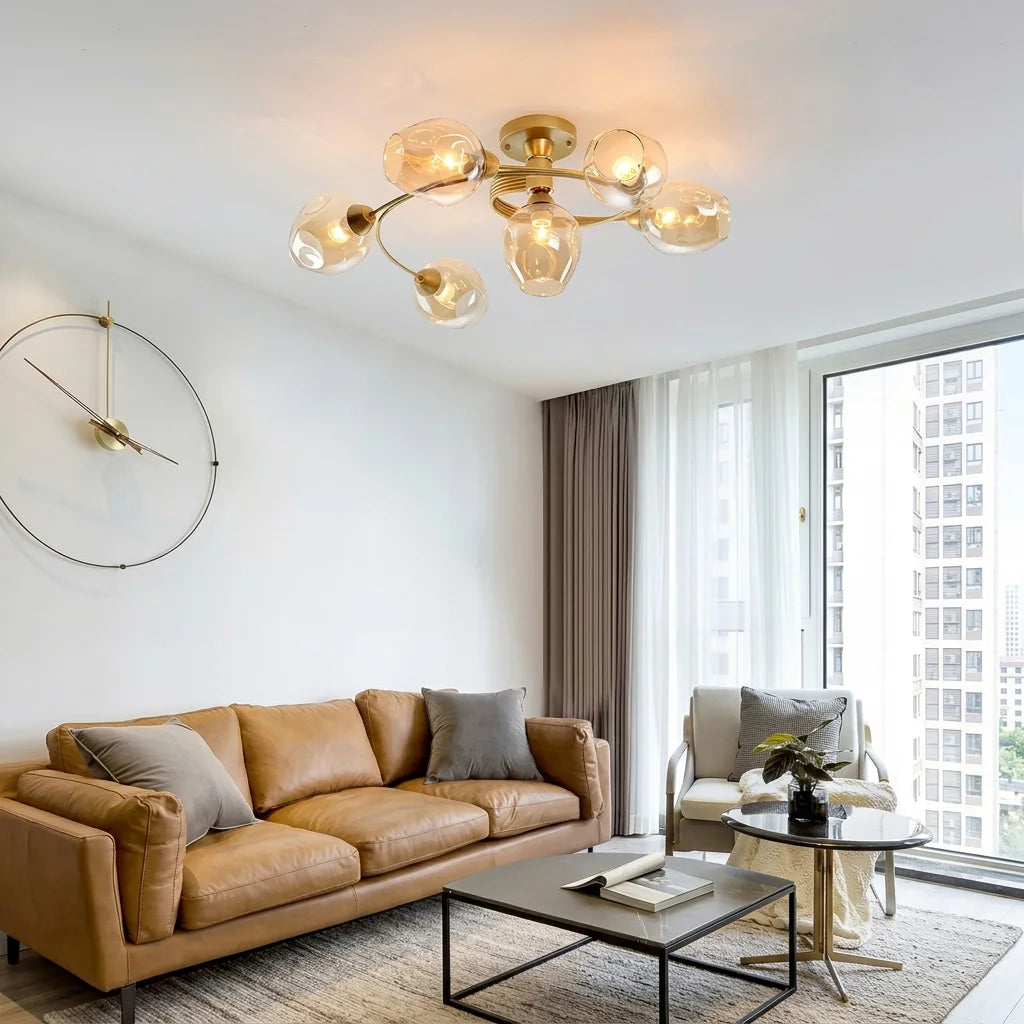Plafonnier spirale doré à globes cognac dans un salon