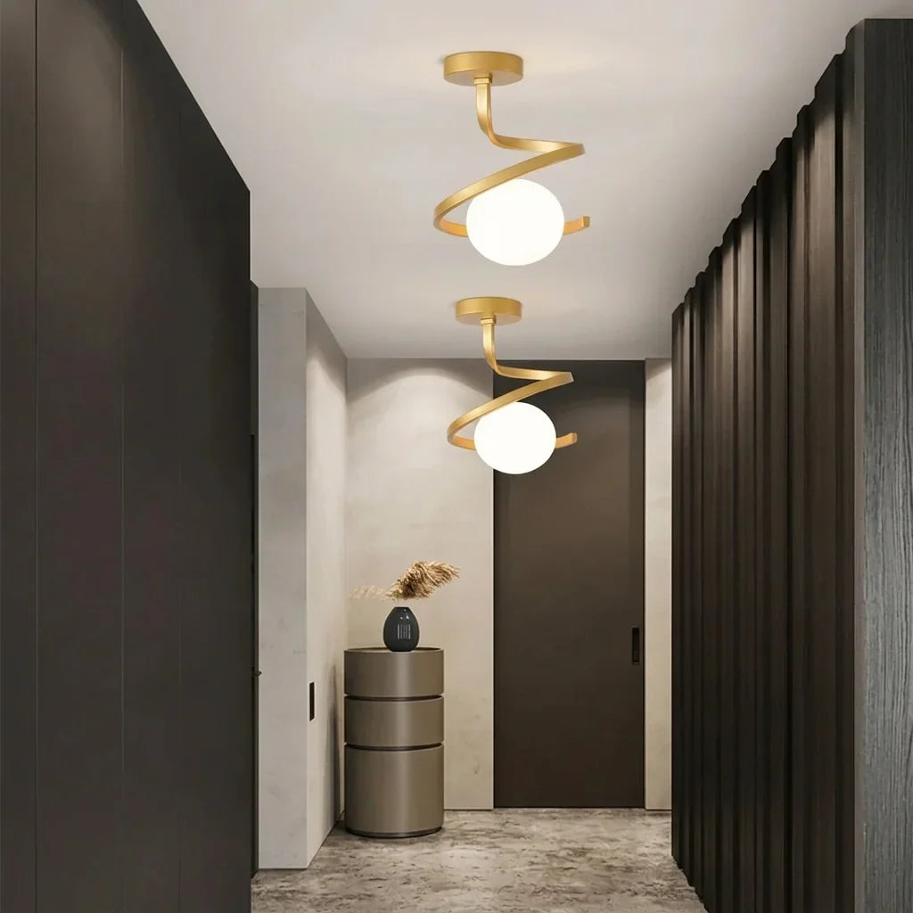 Plafonniers spirale dorés dans un couloir clair