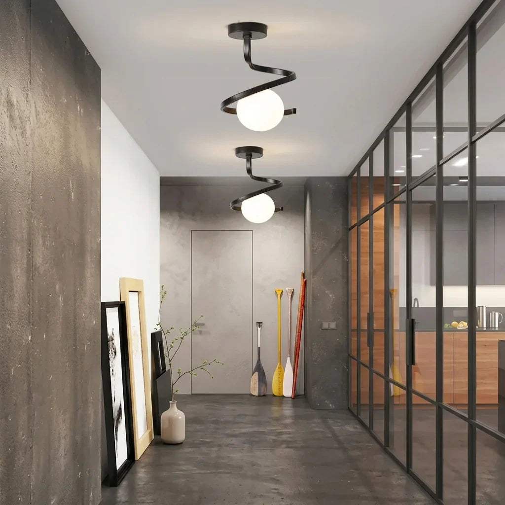 Plafonniers spirale noirs dans un couloir moderne