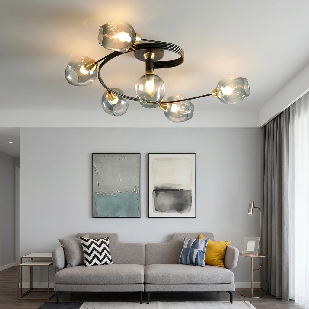 Plafonnier spirale noir dans un salon clair aux tons gris