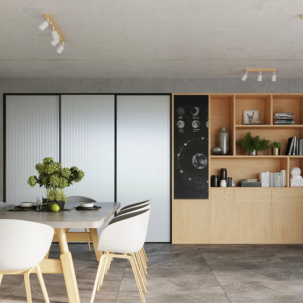 Plafonnier spots orientables sur barre en bois dans une salle à manger