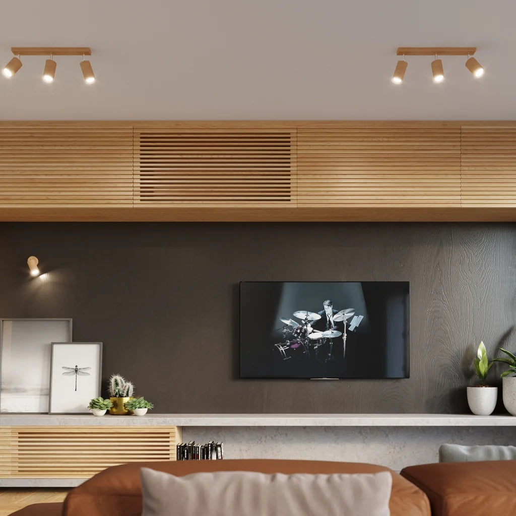 Plafonnier spots orientables en bois naturel dans un salon