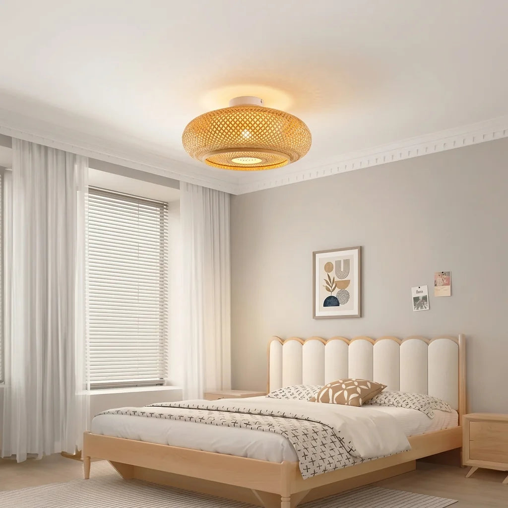 Plafonnier en bambou et rotin dans une chambre claire