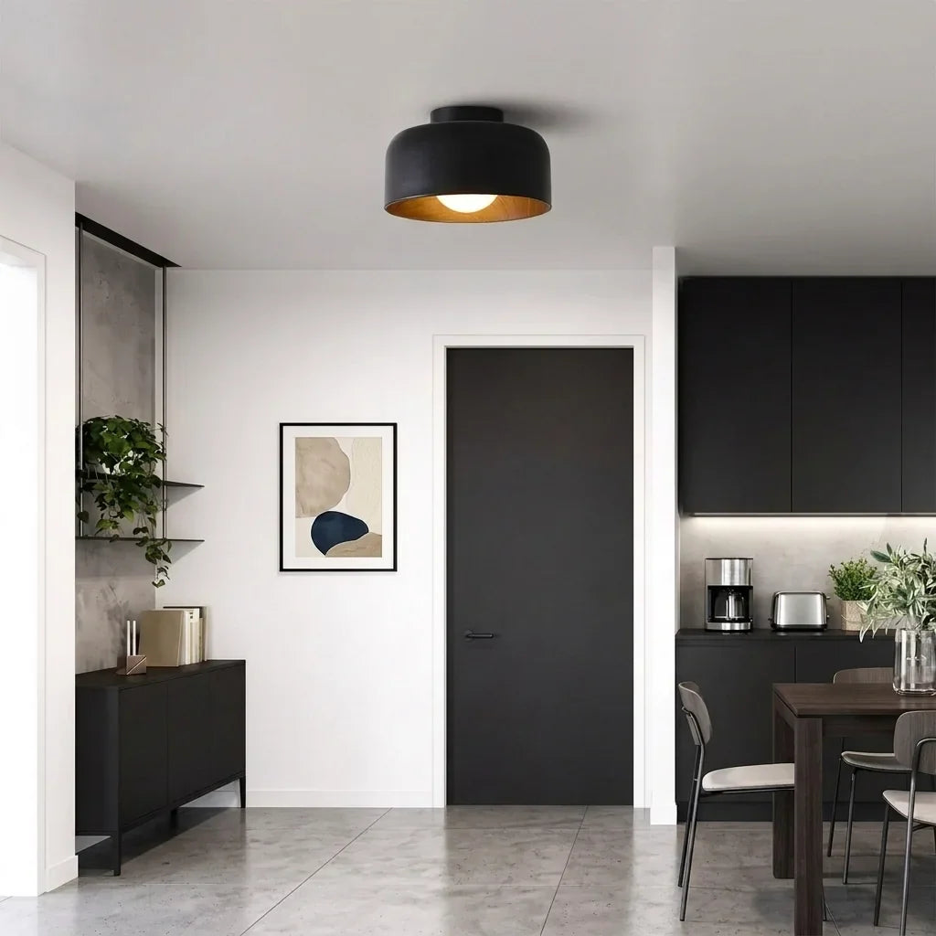 Plafonnier tambour noir à l’entrée d’une cuisine moderne