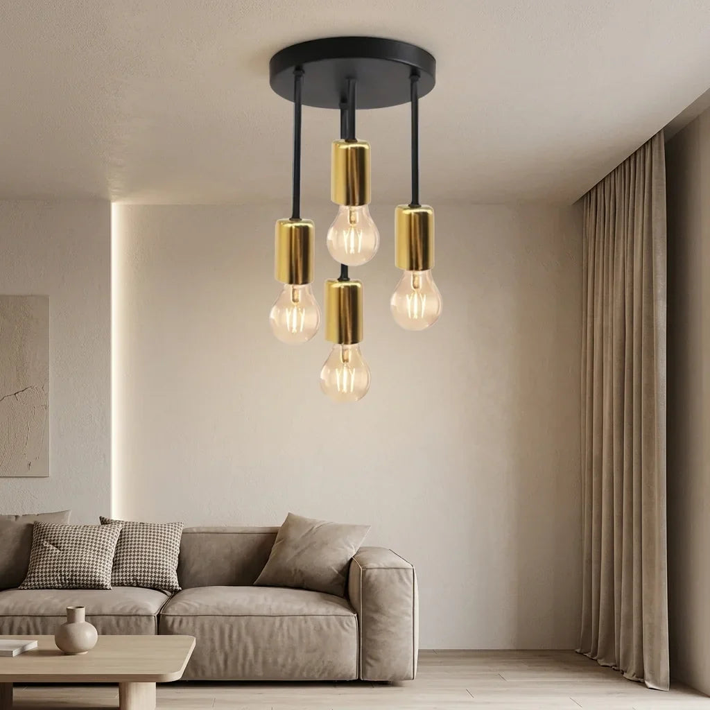 Plafonnier noir et doré dans un salon beige