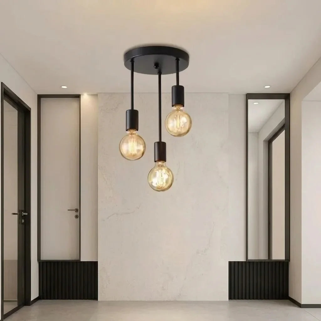 Plafonnier noir 3 têtes dans une entrée minimaliste