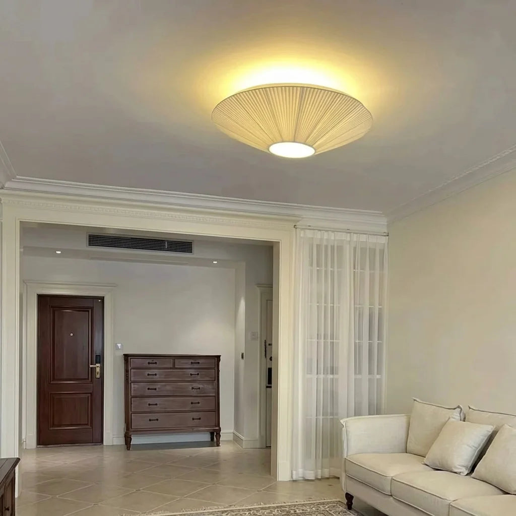 Plafonnier en tissu beige dans un salon classique