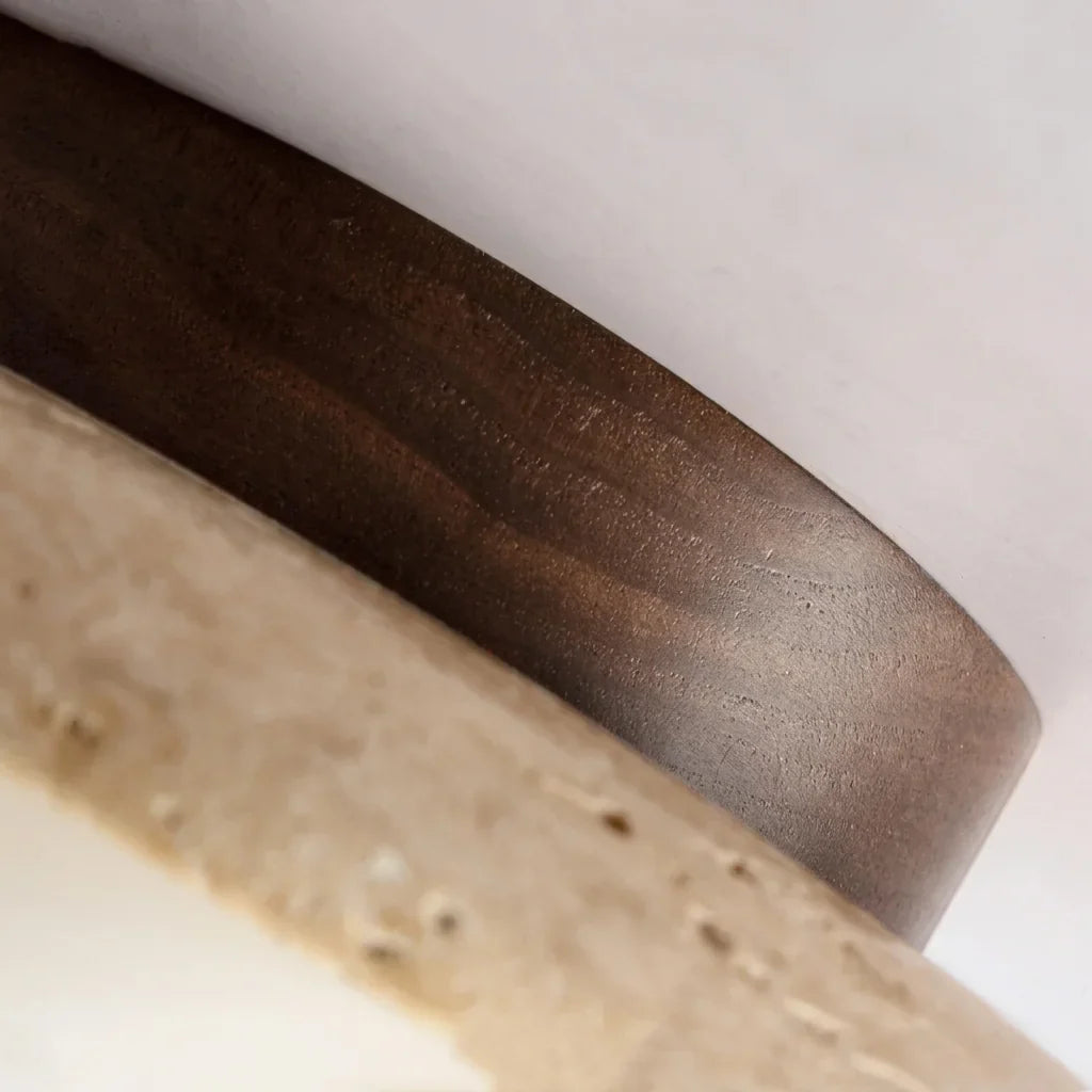 Détail de la bague en noyer et du travertin naturel