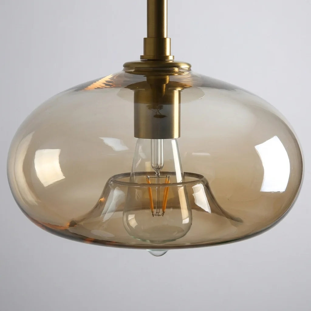 Globe en verre ambré et ampoule Edison vus de près