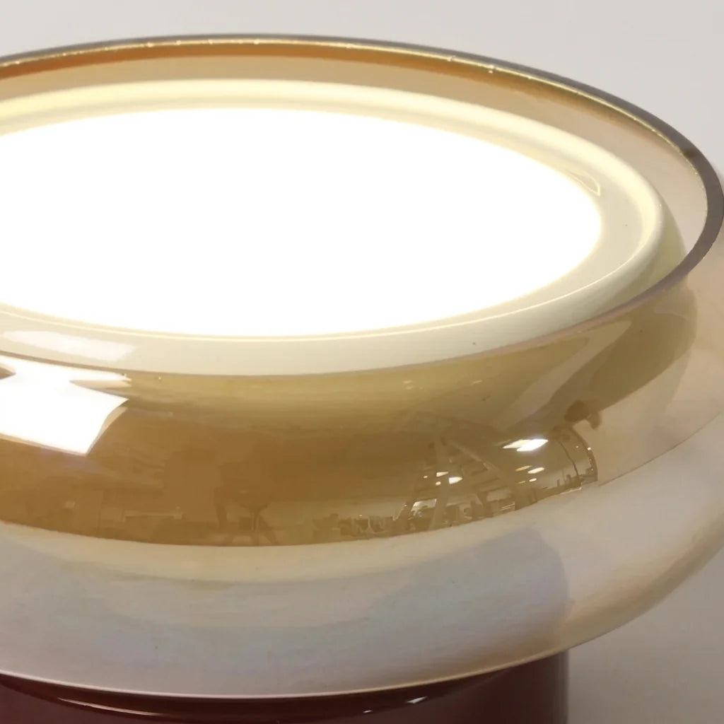 Verre ambré et disque LED vus de près