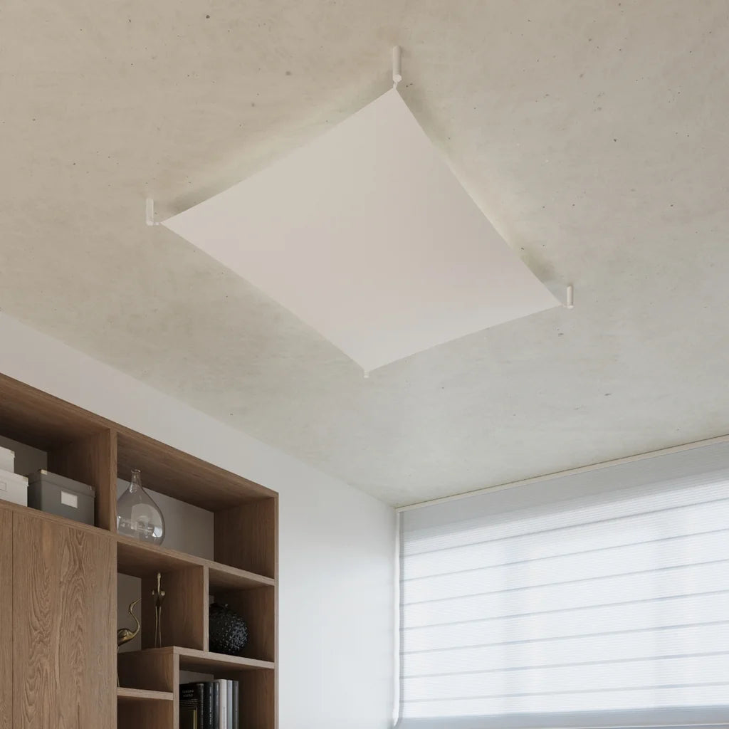 Plafonnier voile en tissu blanc dans un salon