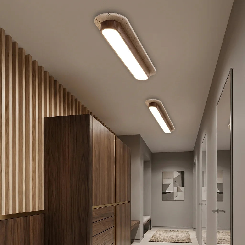 Plafonniers oblongs en travertin et noyer dans un couloir moderne