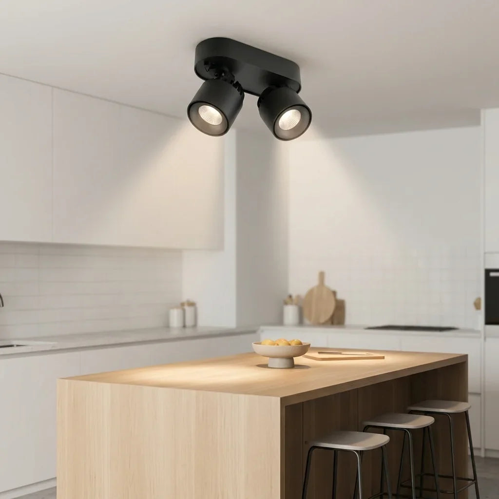 Spot LED orientable 2 têtes au-dessus d’un îlot de cuisine