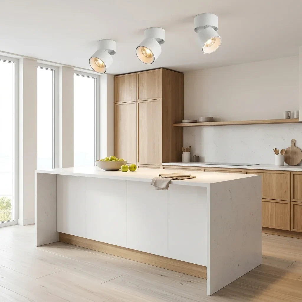 Spots connectés blancs au-dessus d’un îlot de cuisine