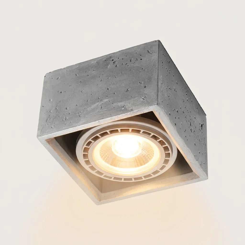 Spot plafond carré en béton allumé