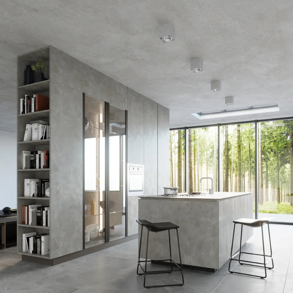 Spot plafond cube en béton 14 cm dans une cuisine