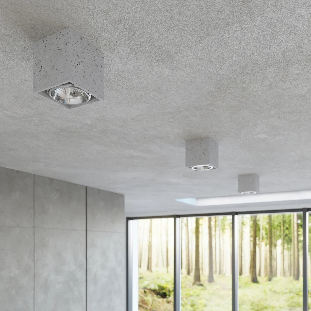 Spot plafond cube en béton 14 cm dans une cuisine