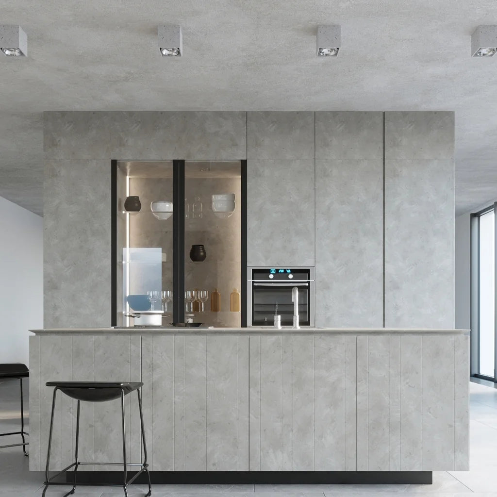 Spot plafond cube en béton 14 cm dans une cuisine
