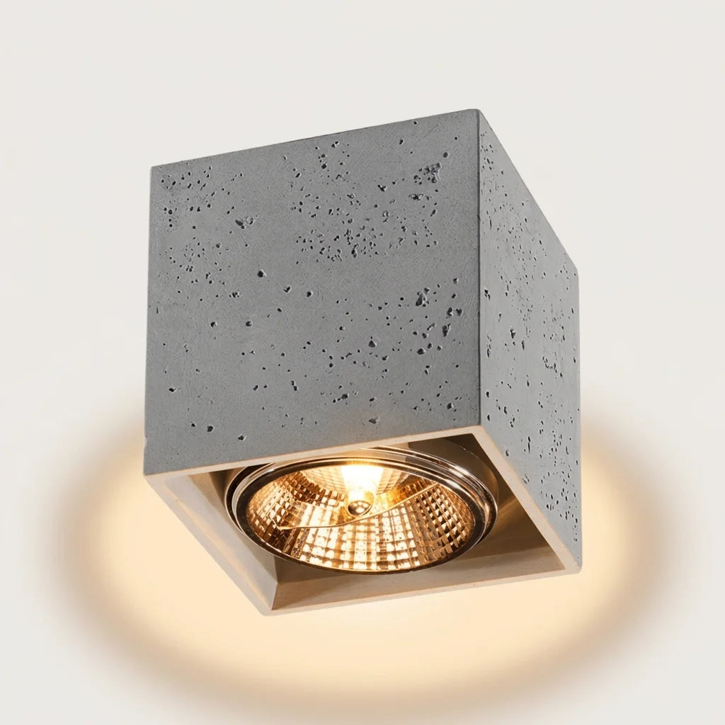 Spot plafond cube en béton 14 cm allumé