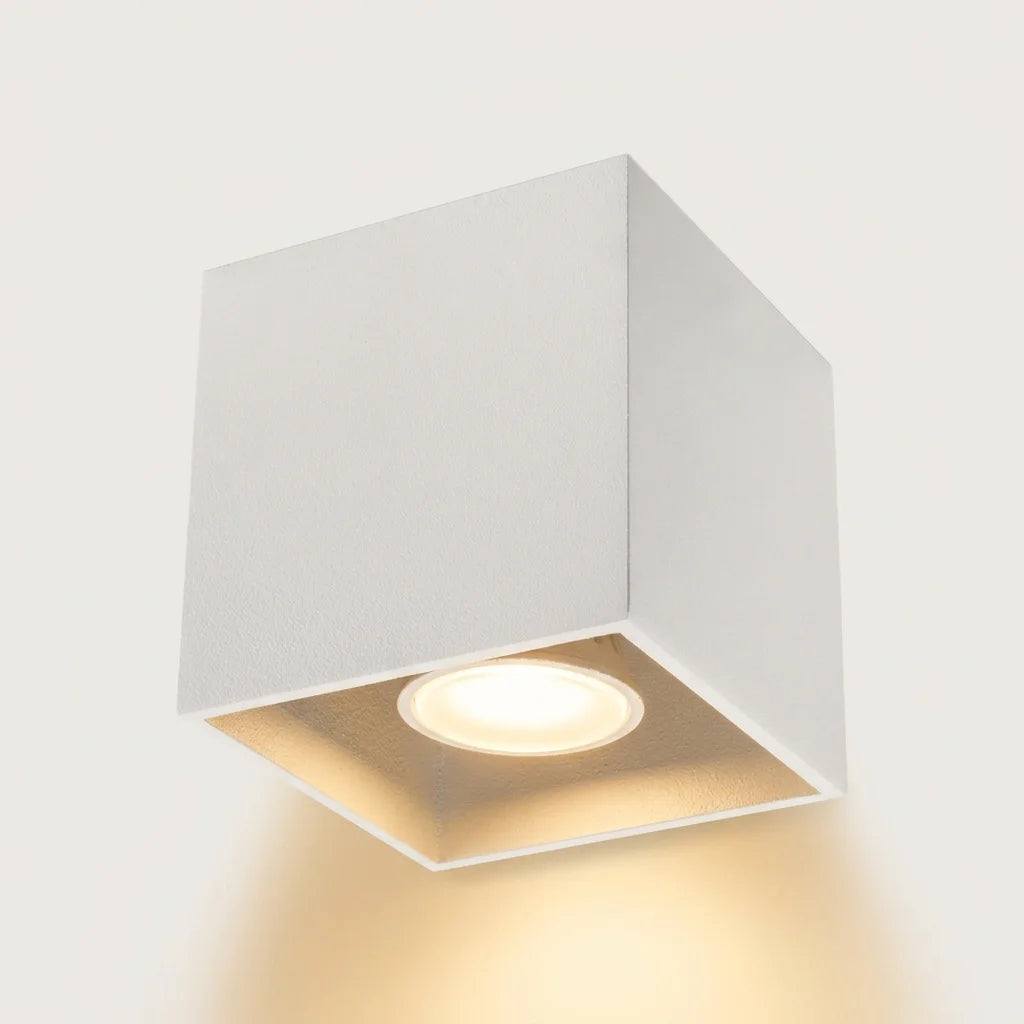 Spot plafond cube en saillie allumé