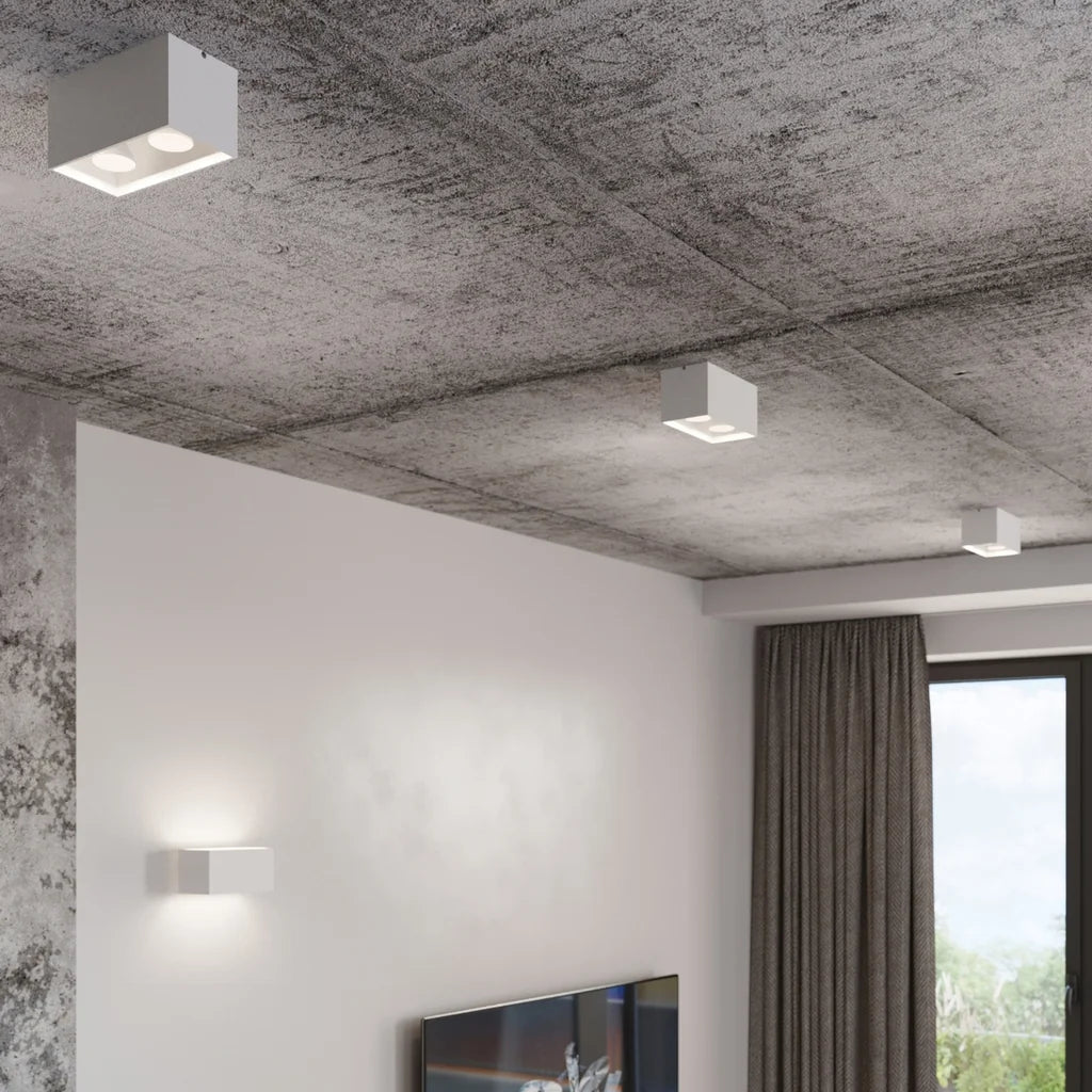 Spot plafond cube en saillie dans un salon