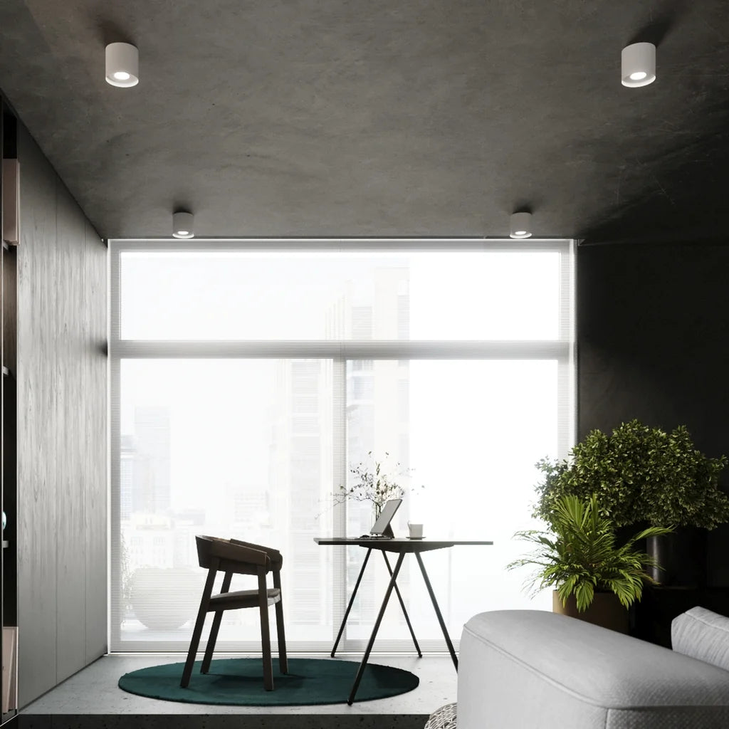 Spot plafond cylindre en aluminium dans un salon