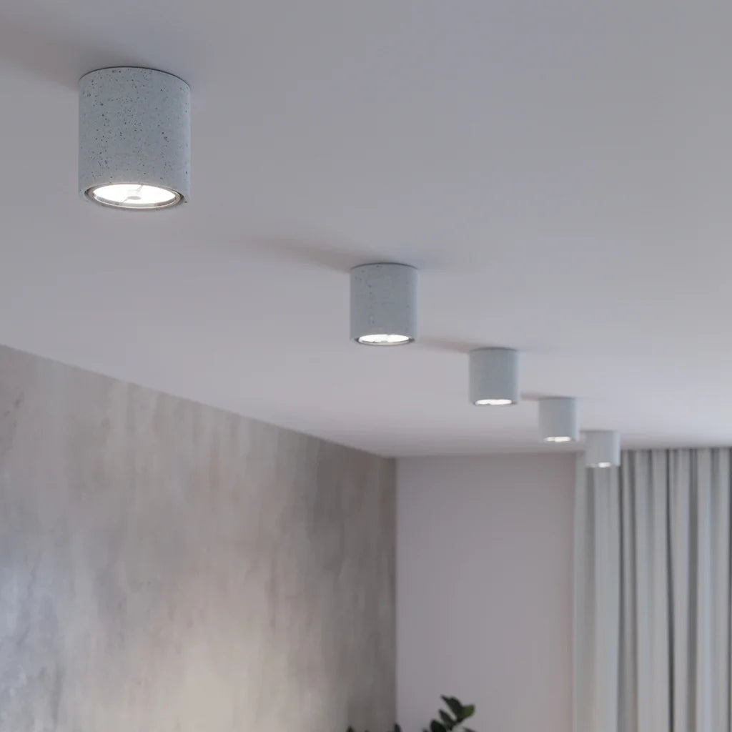Spot plafond cylindre en béton ø 14 cm dans un salon