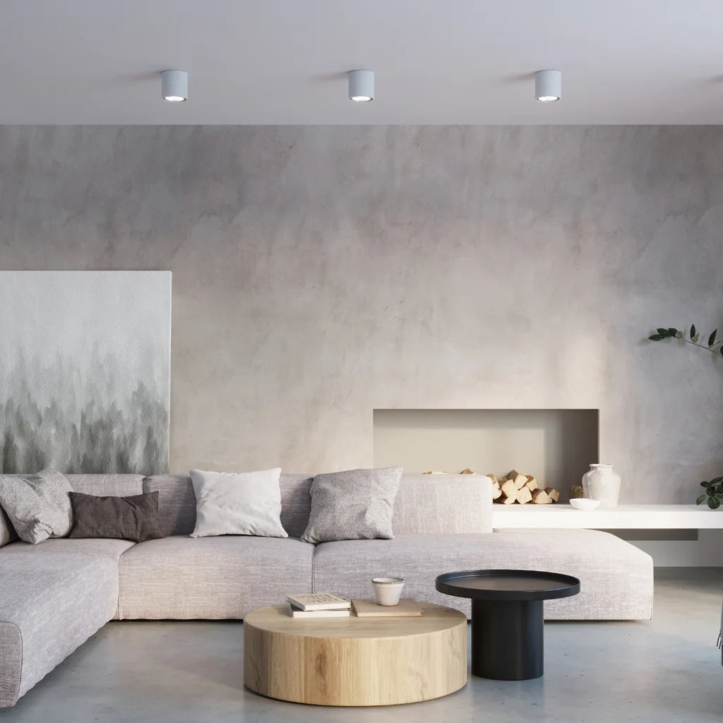 Spot plafond cylindre en béton ø 14 cm dans un salon