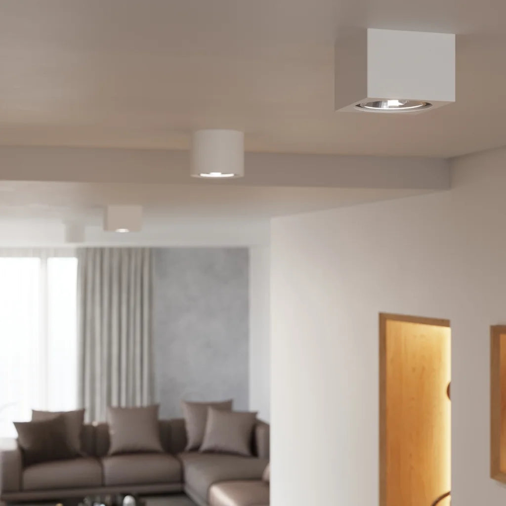 Spot plafond cylindre en céramique blanche dans un salon