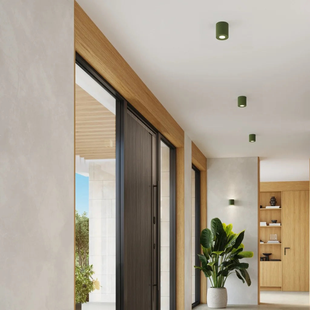 Spot plafond cylindre en saillie dans un couloir