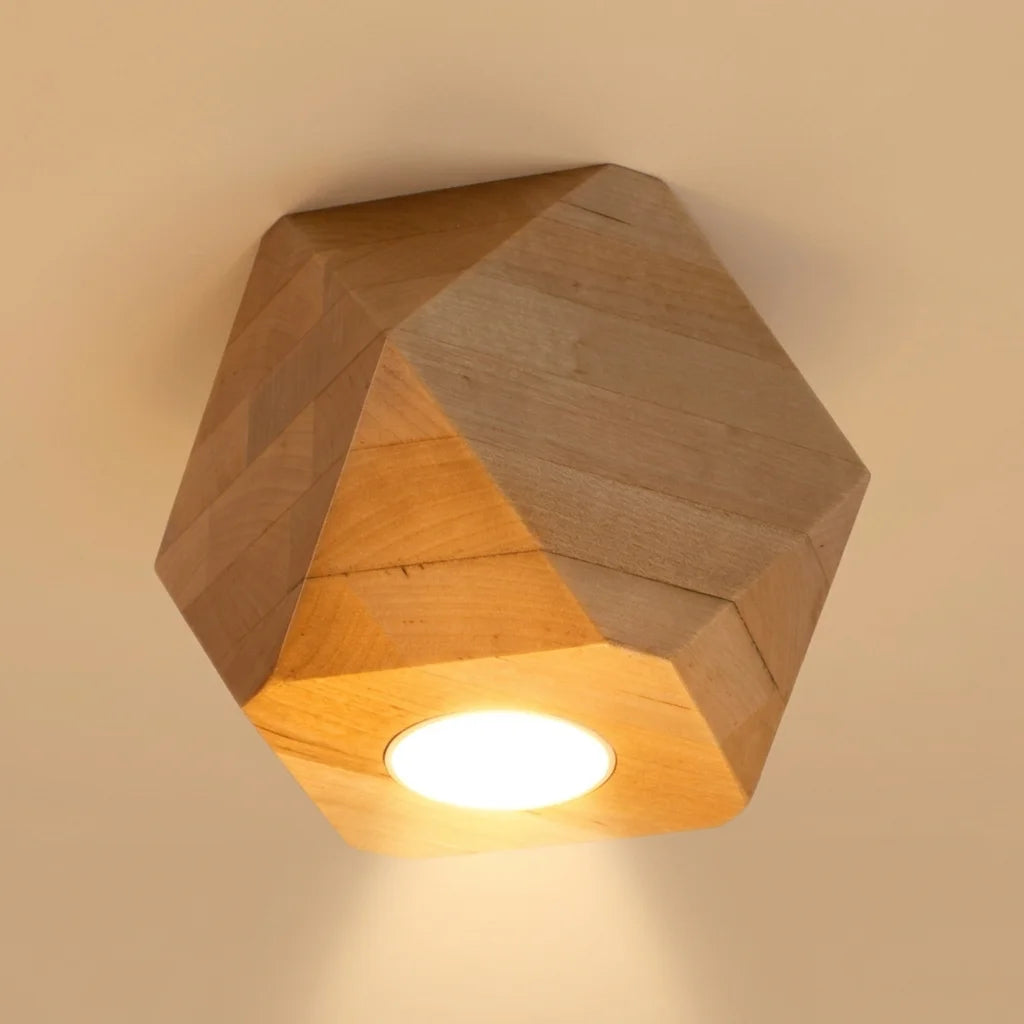 Spot plafond géométrique en bois naturel allumé