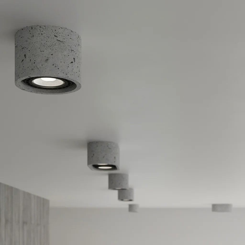 Spot plafond rond en béton ou bois dans un couloir