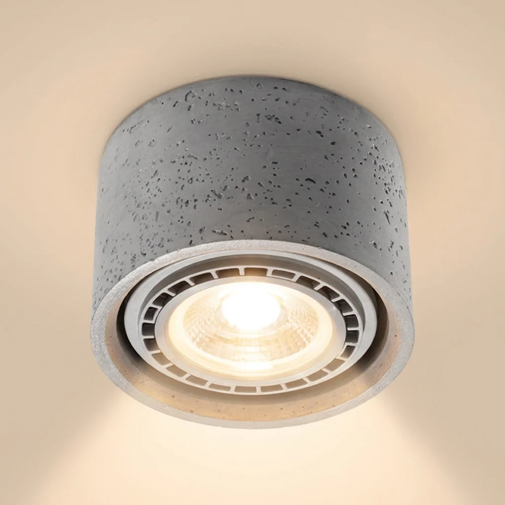 Spot plafond rond en béton ou bois allumé