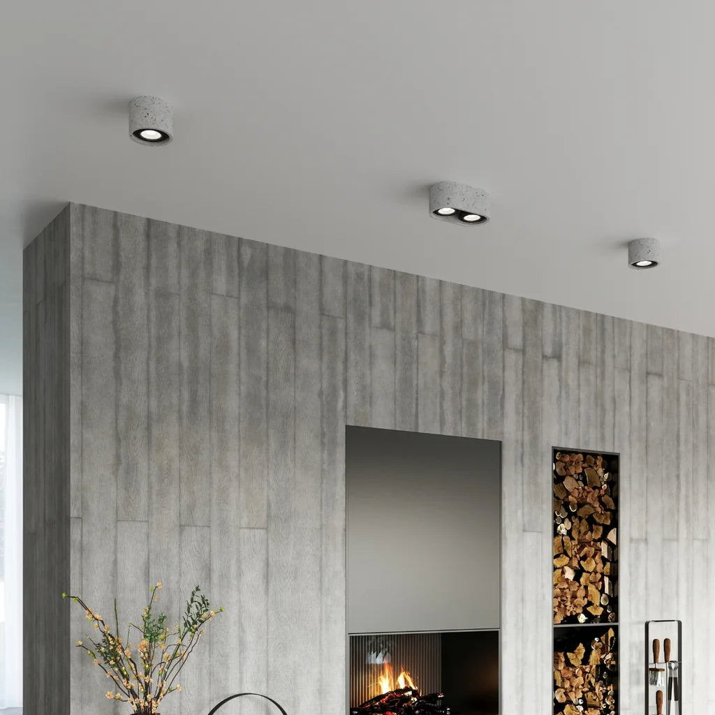 Spot plafond rond en béton ou bois dans un salon