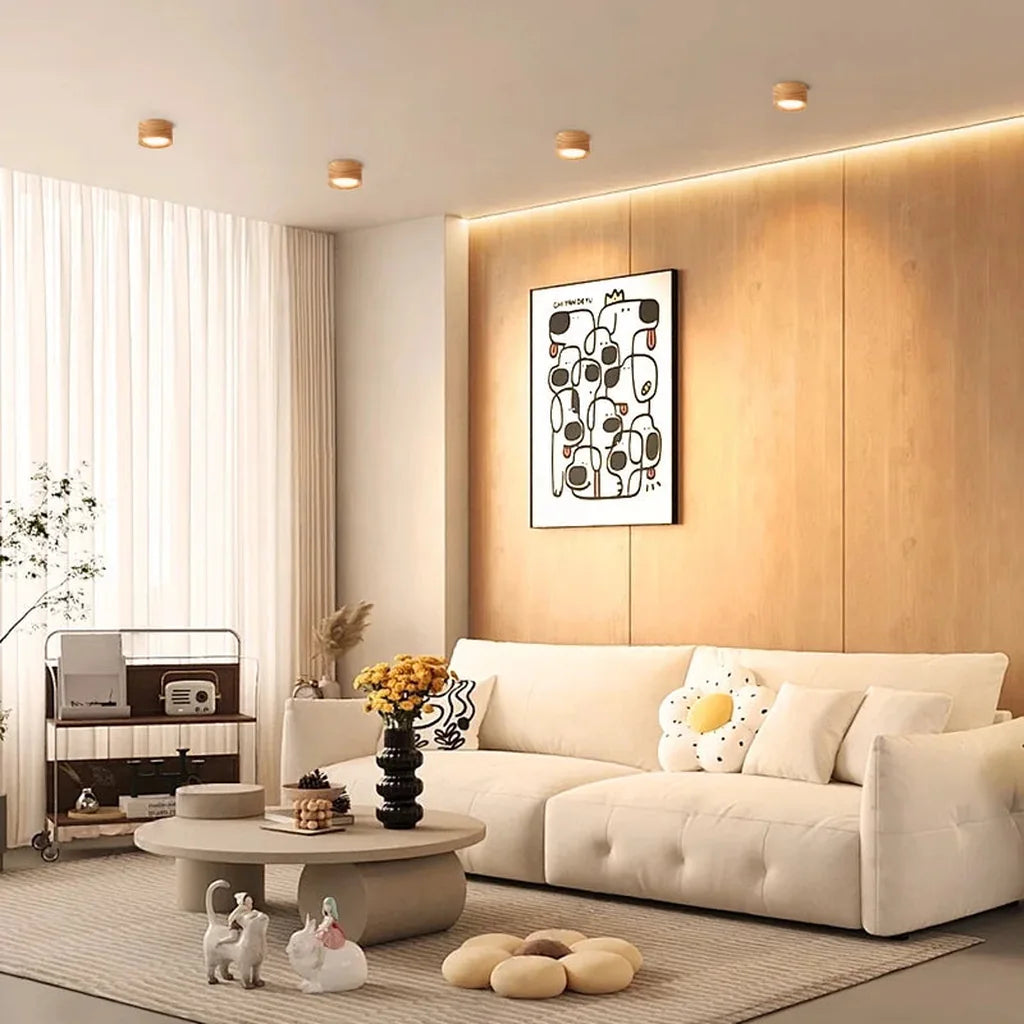 Spots en bois dans un salon clair