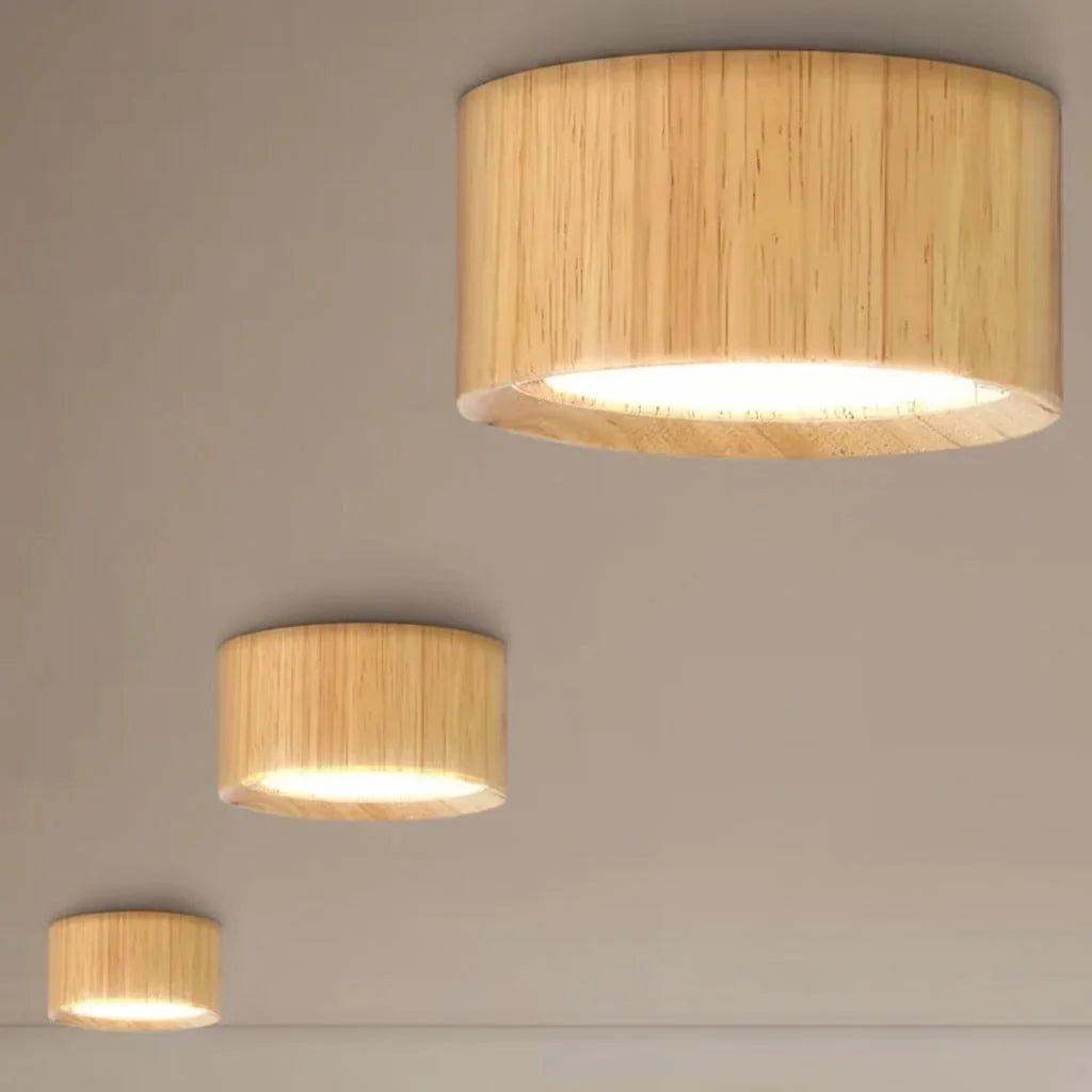 Spots en bois de différentes tailles au plafond