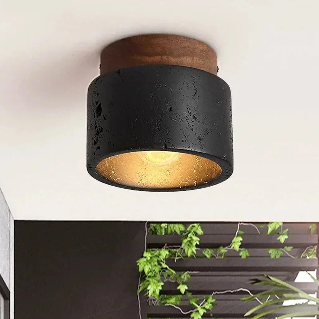 Spot effet pierre noire au plafond d’un balcon