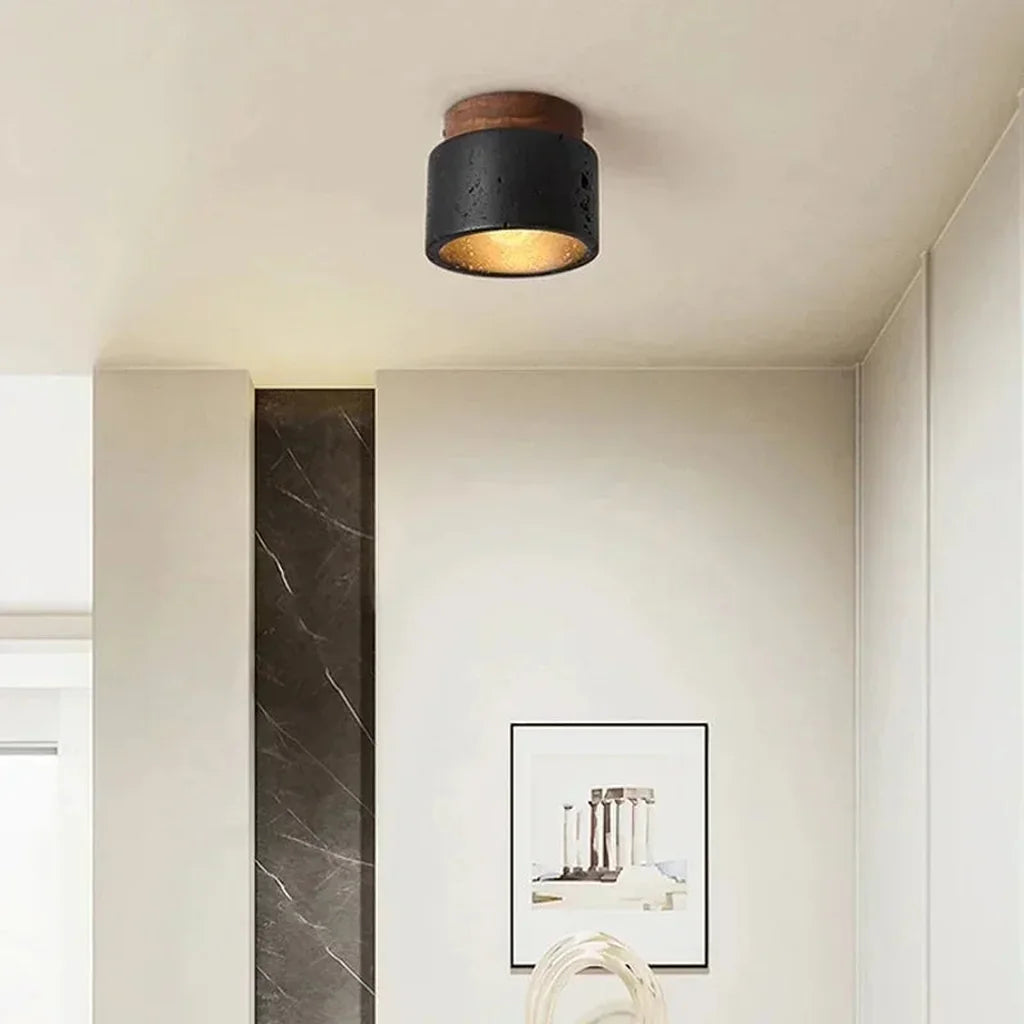 Spot wabi-sabi noir dans un couloir clair