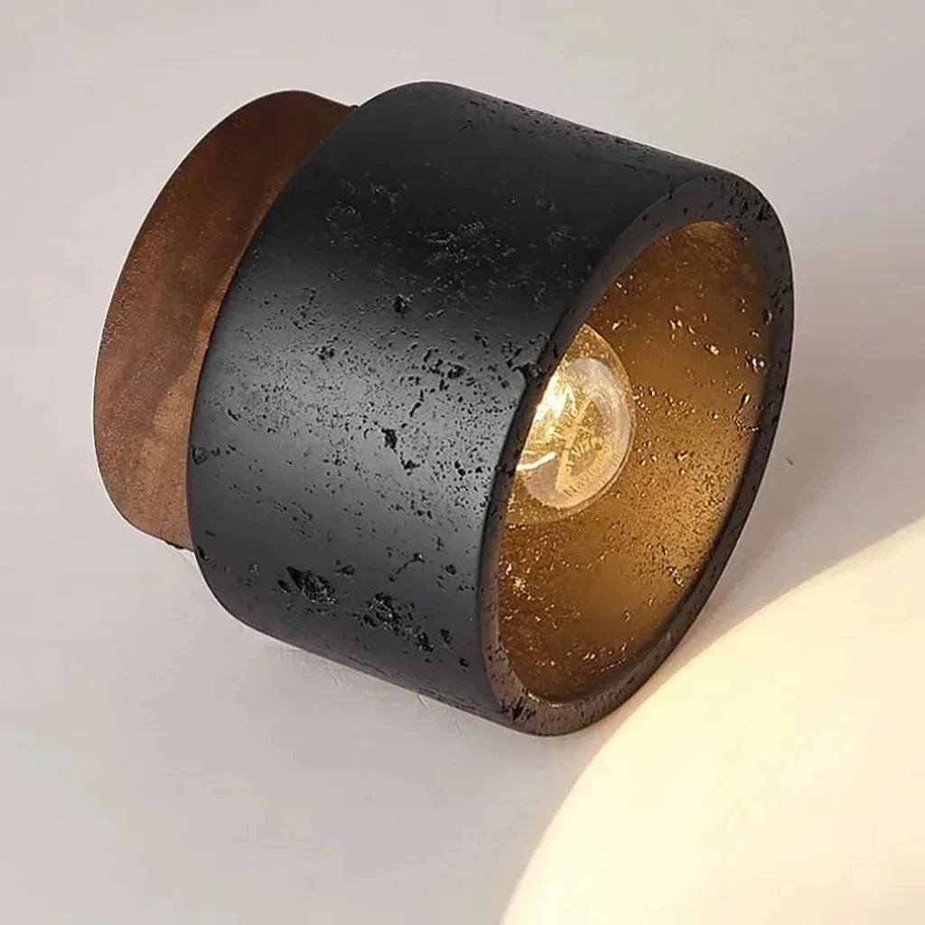 Lumière chaude du spot effet pierre projetée sur le mur
