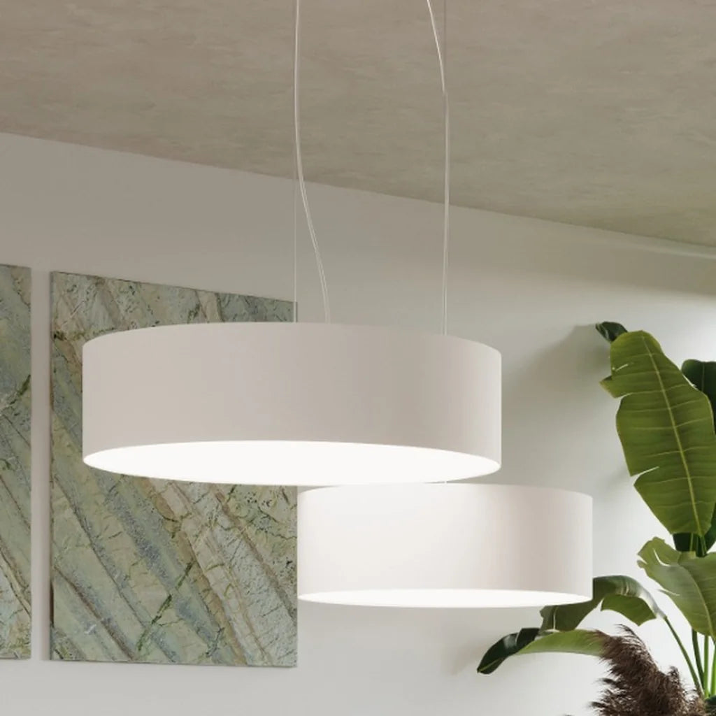 Suspension abat-jour cylindrique large dans un salon