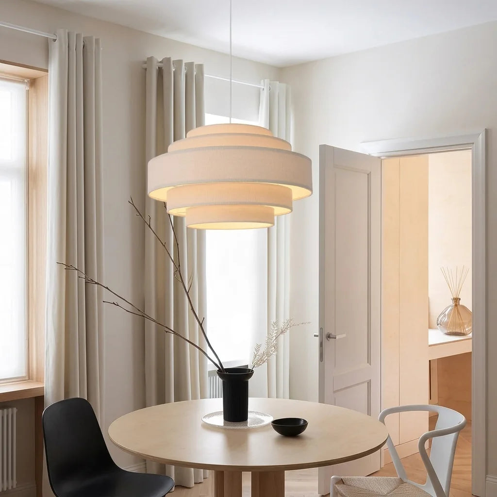Suspension en toile au-dessus d’une table ronde