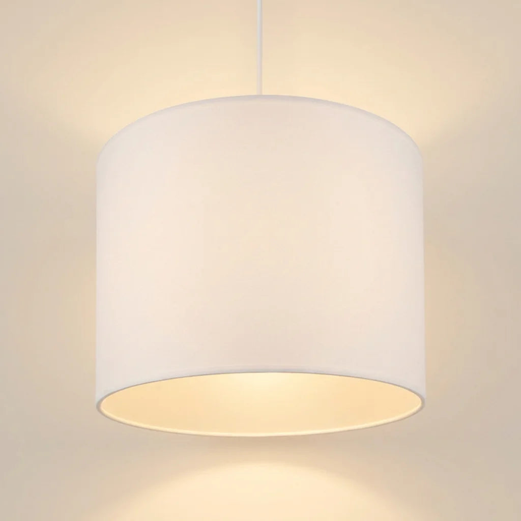 Suspension abat-jour tambour en tissu blanc allumée