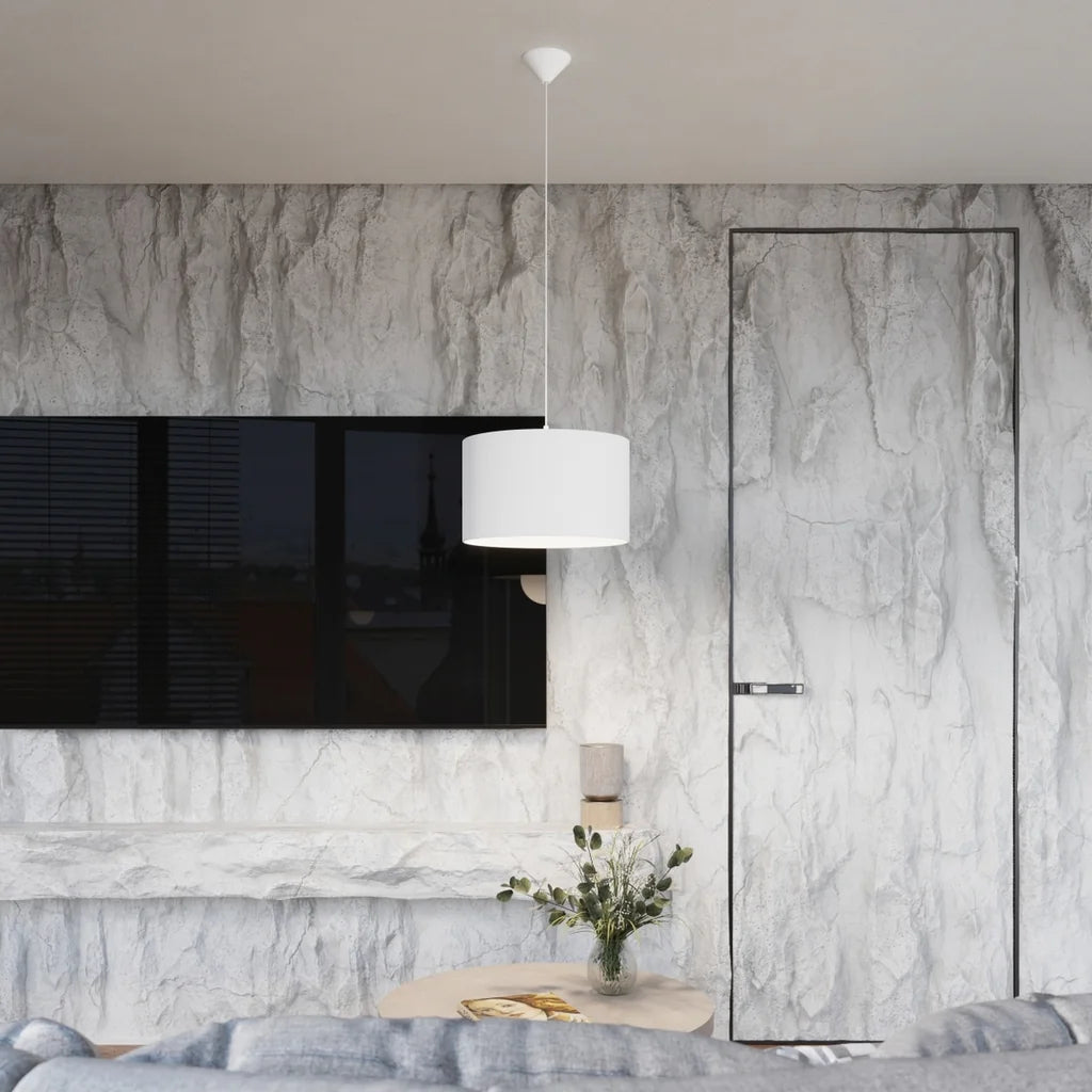 Suspension abat-jour tambour en tissu blanc dans un salon