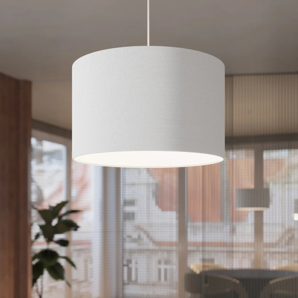 Suspension abat-jour tambour en tissu blanc dans un salon