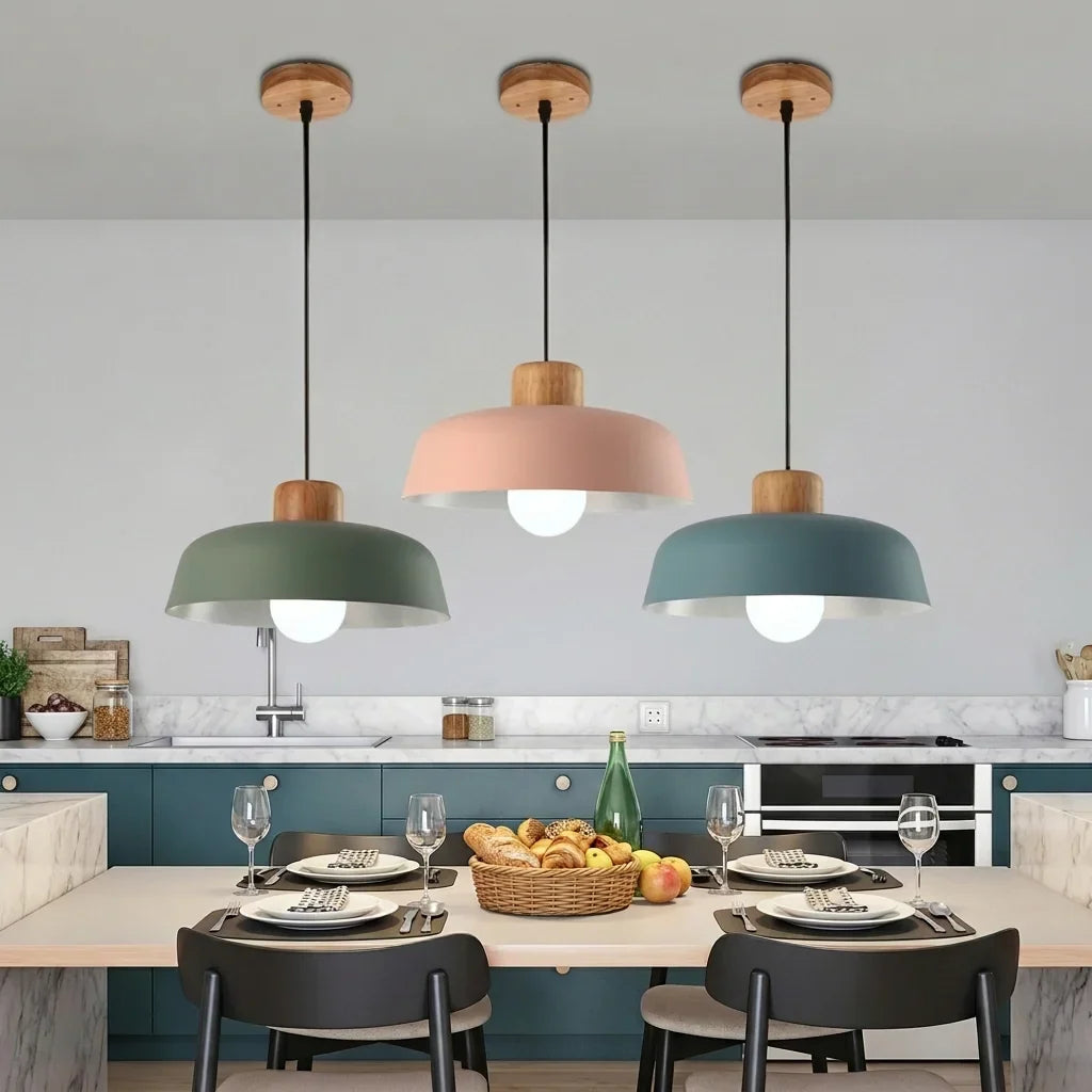 Suspensions colorées à col en bois au-dessus d’une table à manger