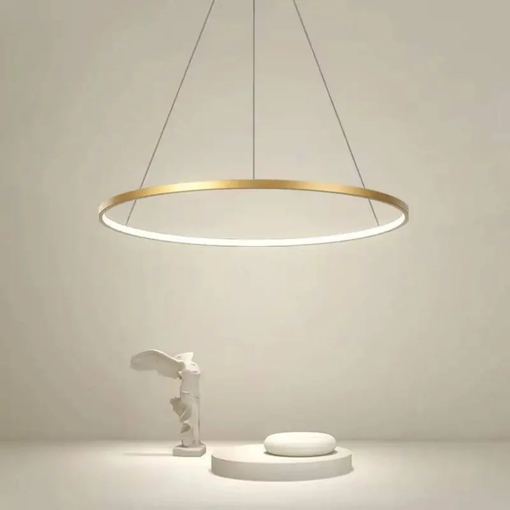 Anneau LED doré dans un salon lumineux