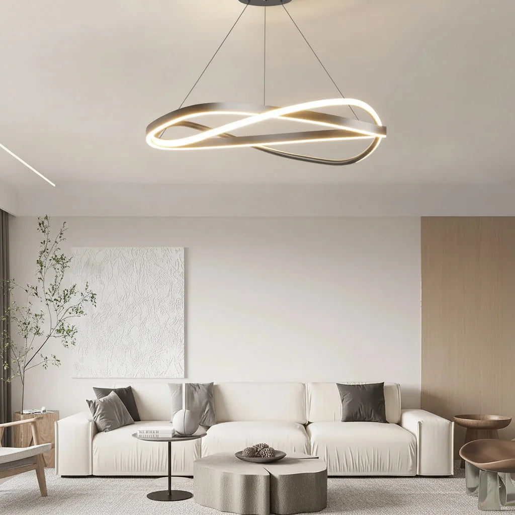 Suspension anneau LED dans un salon minimaliste clair