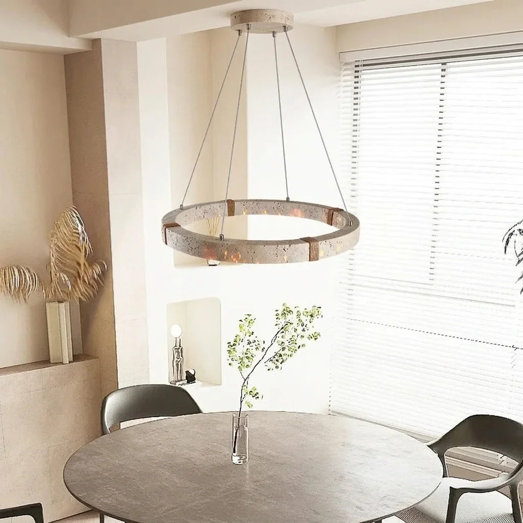 Suspension anneau en travertin au-dessus d’une table ronde